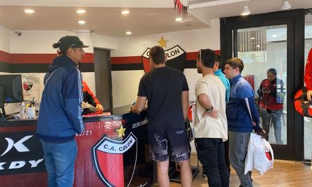 Furor en Colón por la venta de camisetas de temporadas pasadas Furor en Colón por la venta de camisetas de temporadas pasadas