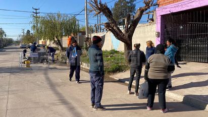 El drama de los vecinos de Santa Rosa de Lima: llevan tres meses sin agua y juntan algo por las noches
