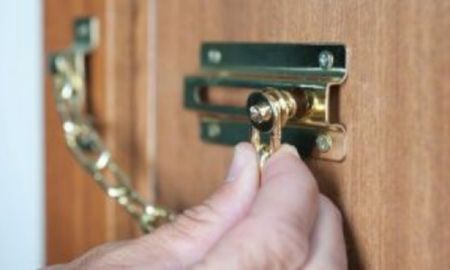 El vídeo viral que demuestra que poner la traba de la puerta no sirve como medida de seguridad. El vídeo viral que demuestra que poner la traba de la puerta no sirve como medida de seguridad.