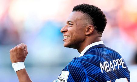 El delantero de Francia Kylian Mbappé festeja luego de convertirle desde el punto del penal a Paraguay. El delantero de Francia Kylian Mbappé festeja luego de convertirle desde el punto del penal a Paraguay.