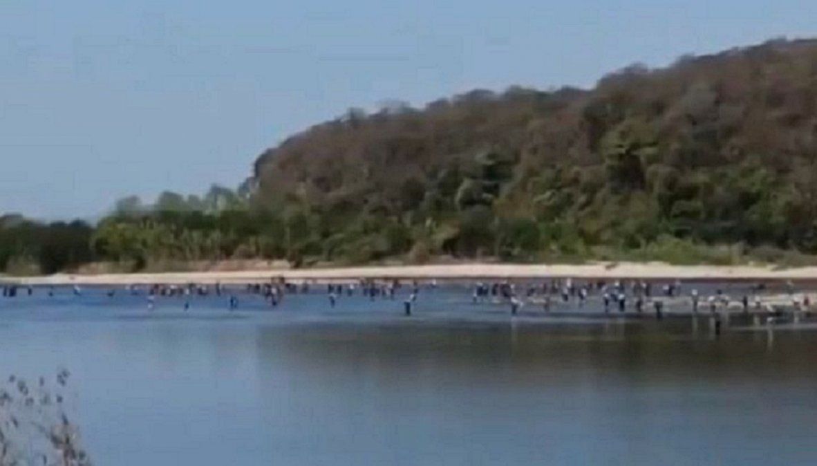 Video: así decenas de personas cruzan el Río Bermejo para ingresar a Salta
