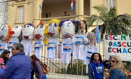 Amsafé y Sadop se movililzaron este martes a la sede de la Regional IV de Educación. Amsafé y Sadop se movililzaron este martes a la sede de la Regional IV de Educación.