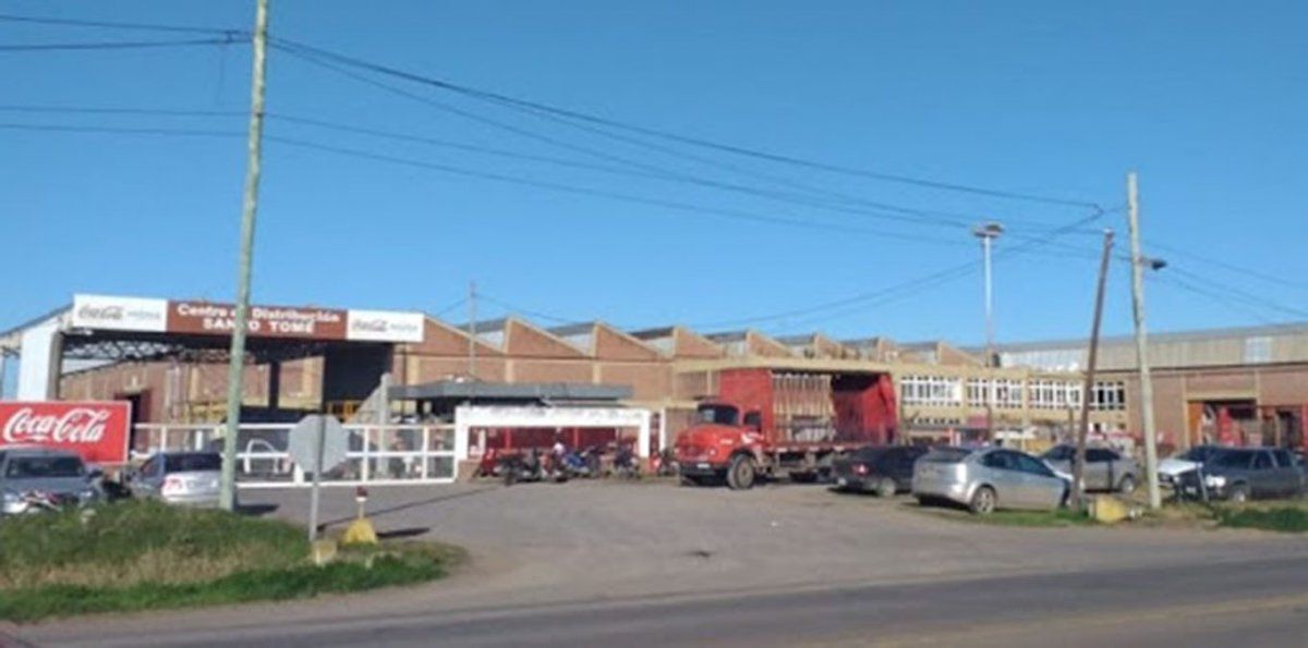 El edificio de la Embotelladora del Atl&aacute;ntico S.A en Santo Tom&eacute;.&nbsp;