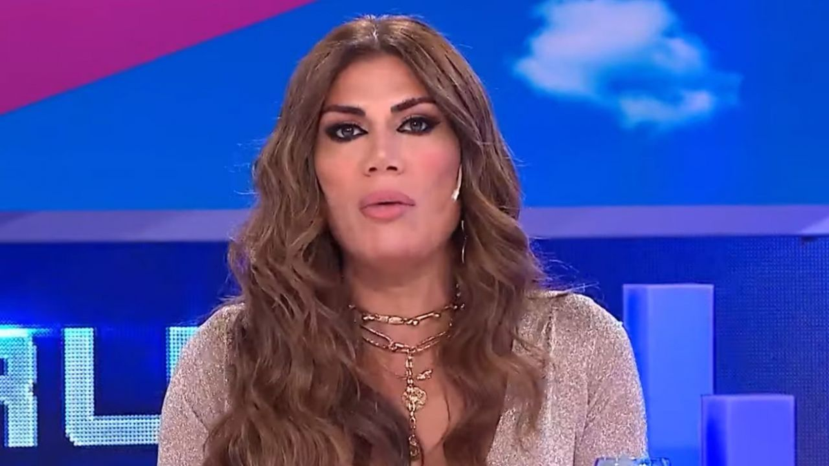 Flor de la V tendría muchos detractores dentro del canal América TV. Flor de la V tendría muchos detractores dentro del canal América TV.