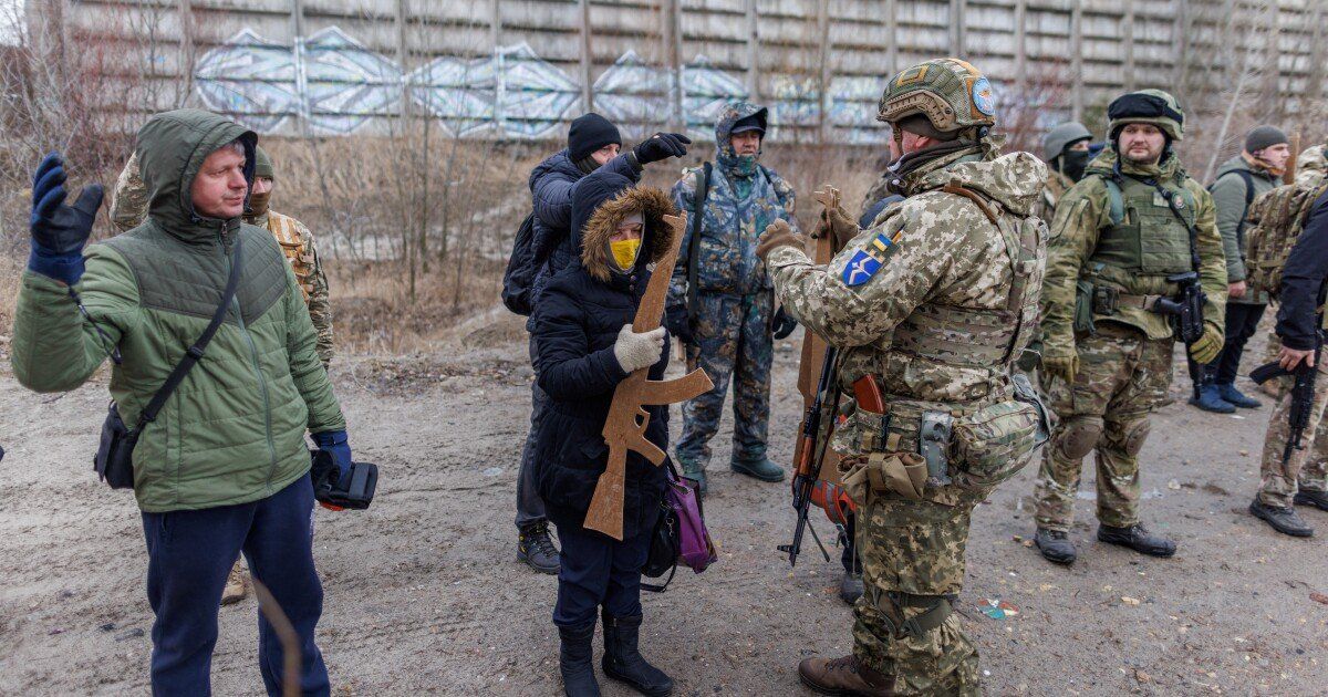 Los ciudadanos se preparan en Ucrania para defender el territorio.