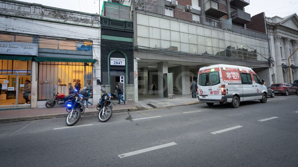 Un huésped fue quien estaba fumando y provocó el incendio en el hotel de Rivadavia 2800. Un huésped fue quien estaba fumando y provocó el incendio en el hotel de Rivadavia 2800.
