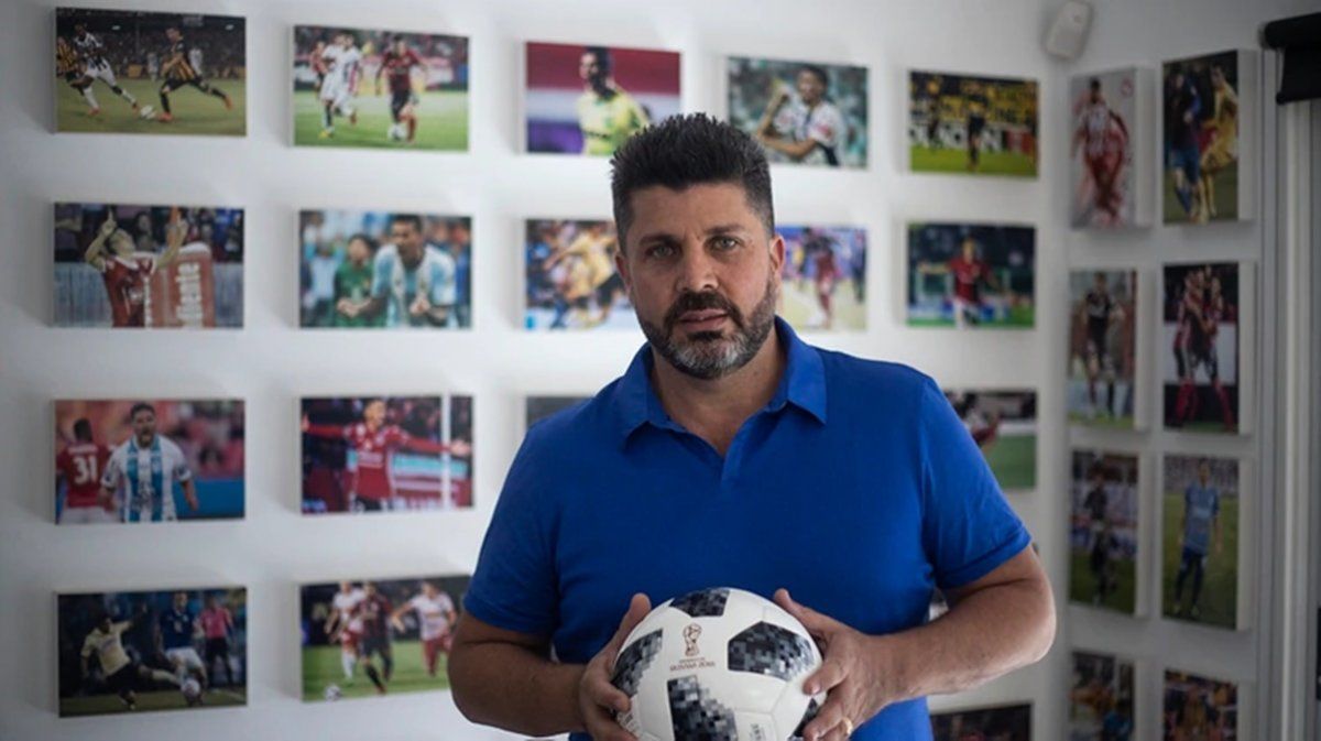 Christian Bragarnik desembarcaría en Rosario Central de la mano de Carlos Tevez, quien fue elegido por la dirigencia del Canalla como nuevo entrenador del plantel profesional.