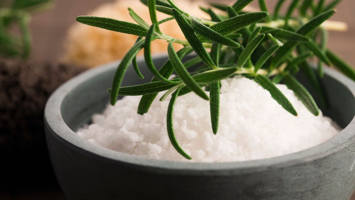 Para qué sirve mezclar romero y sal grueso y por qué recomiendan usarla en el hogar.