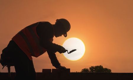 La construcción aparece entre los rubros más afectados por suspensiones y despidos. Algo similar sucede en la industria, la gastronomía y también en seguridad privada.