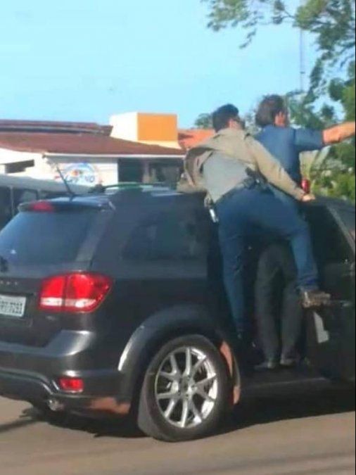 El diario Folha publicó esta foto del presidente Bolsonaro con el cuerpo fuera del auto por las calles de Macapá.