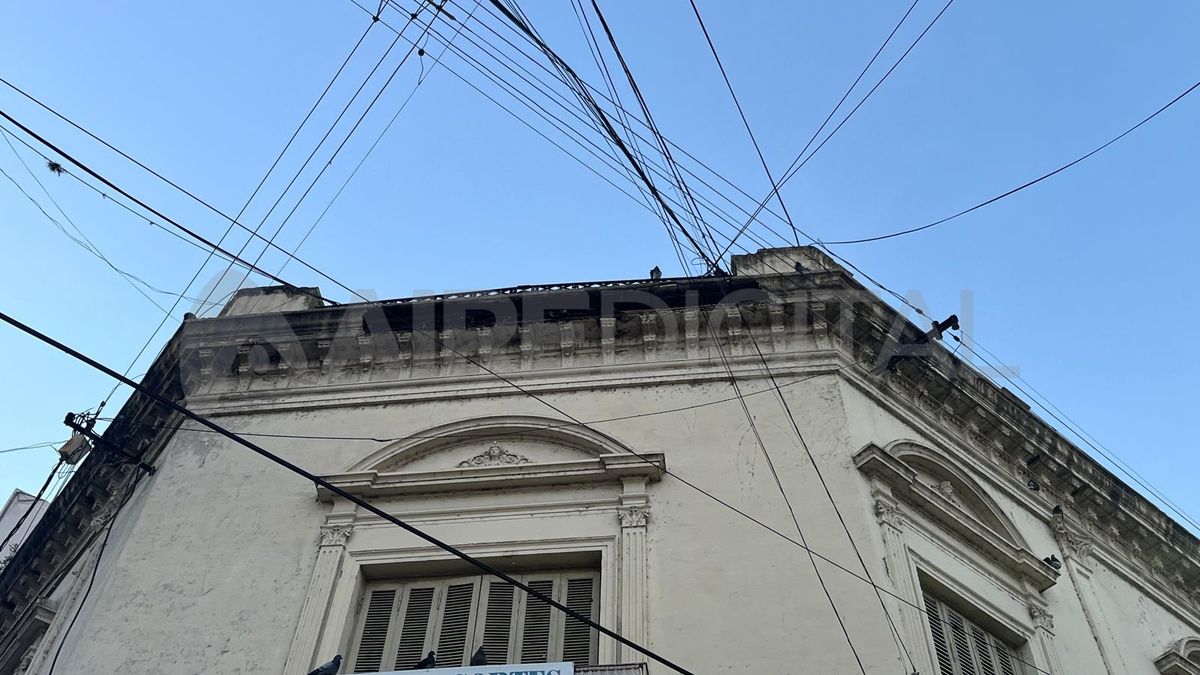La construcción antigua desde donde cayó la mampostería, en la peatonal de Santa Fe. La construcción antigua desde donde cayó la mampostería, en la peatonal de Santa Fe.