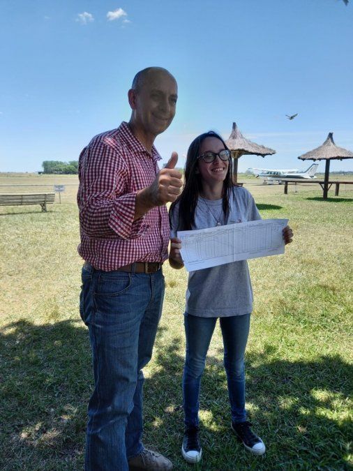 El miércoles 8 de diciembre último y, en el aeródromo de Alvear –próximo a la ciudad de Rosario–, Abigail rindió el examen teórico y práctico ante el inspector de la ANAC, Luciano Costa López (con ella en la foto) y, al aprobarlo, se convirtió en la primera persona hipoacúsica del país en obtener la licencia de Piloto Privado de Avión (PPA), con habilitación VFR (Visual Flight Rules, o Reglas de Vuelo Visual).