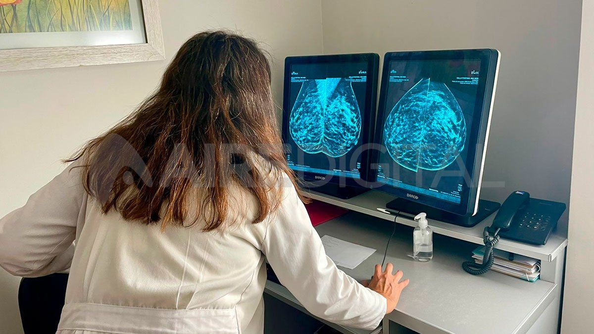 Lo más certero que existe para la mama y la posibilidad de disminuir al máximo la posibilidad de que se escapen “cosas”, es la triada de estudios: el examen físico, realizado por un especialista, la mamografía digital que hoy es lo más común, y una ecografía mamaria guiada en base a la mamografía. Lo más certero que existe para la mama y la posibilidad de disminuir al máximo la posibilidad de que se escapen “cosas”, es la triada de estudios: el examen físico, realizado por un especialista, la mamografía digital que hoy es lo más común, y una ecografía mamaria guiada en base a la mamografía.