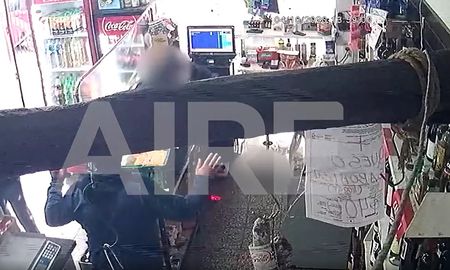 Las cámaras de seguridad registraron un robo en un comercio de barrio Sur. Las cámaras de seguridad registraron un robo en un comercio de barrio Sur.