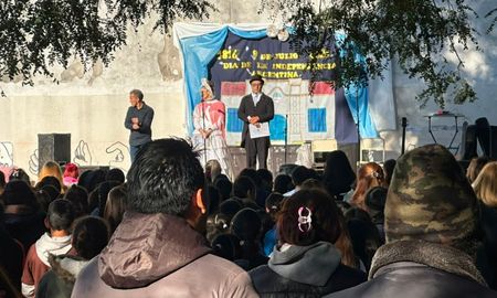 Los alumnos de barrio Yapeyú celebraron el acto patrio antes del inicio de las vacaciones de invierno en Santa Fe. Los alumnos de barrio Yapeyú celebraron el acto patrio antes del inicio de las vacaciones de invierno en Santa Fe.