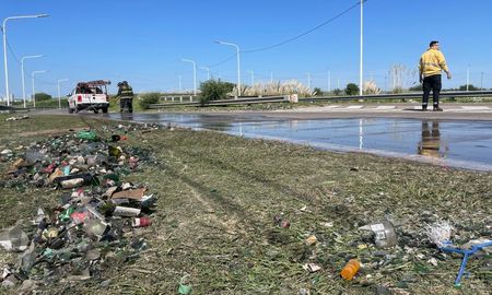Un camión perdió su carga de vidrio molido en plena Circunvalación Oeste. Un camión perdió su carga de vidrio molido en plena Circunvalación Oeste.