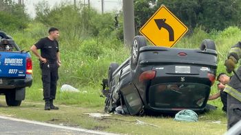 Un vehículo volcó en Circunvalación Oeste de Sana Fe a la altura de calle Mendoza. La conductora fue trasladada herida al hospital Cullen.