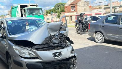 Fuerte choque de alcance en barrio Barranquitas: un auto impactó contra un camión