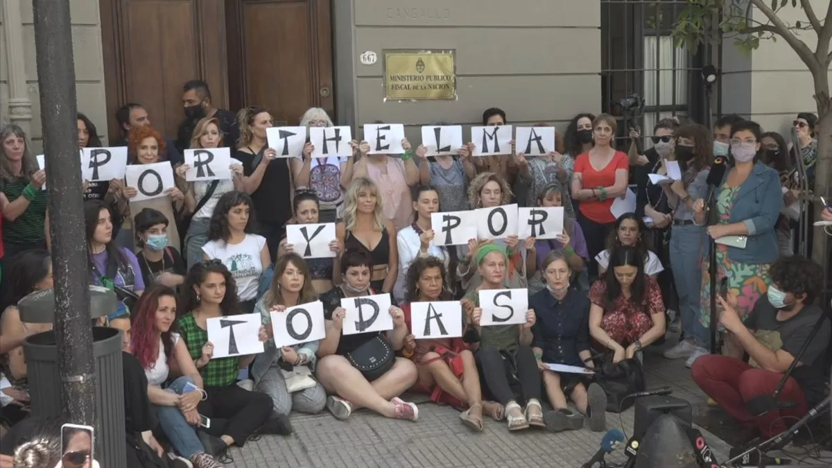 Actrices Argentinas se acerc&oacute; ayer al mediod&iacute;a a la UFEM para apoyar a Thelma Fardin n el inicio del juicio contra Juan Darth&eacute;s.