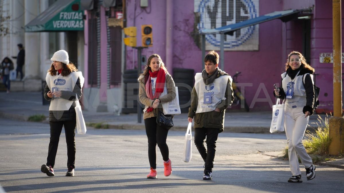 Las personas que no recibieron la visita de un encuestador deben enviar un correo a censo@indec.gob.ar o comunicarse al 0800 345 2022 para ser censados y que se abrirán "distintas alternativas" para completar el procedimiento, lo que será publicado en https://www.censo.gob.ar/.