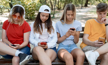 Grupo de jóvenes utiliza dispositivos móviles con aplicaciones de inteligencia artificial. Grupo de jóvenes utiliza dispositivos móviles con aplicaciones de inteligencia artificial.