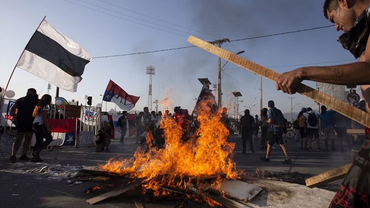 Un manifestante muerto en otra noche de furia en Chile