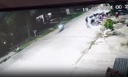 Las víctima estaba en una reunión cuando desde una moto y sicario pasó y abrió fuego. Las víctima estaba en una reunión cuando desde una moto y sicario pasó y abrió fuego.