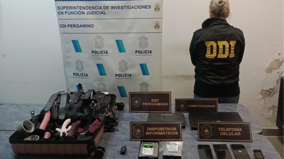 La Policía bonaerense secuestró juguetes sexuales para sadomasoquismo en el operativo que se llevó adelante en Pergamino, donde detuvieron a A.J.B. y M.L.