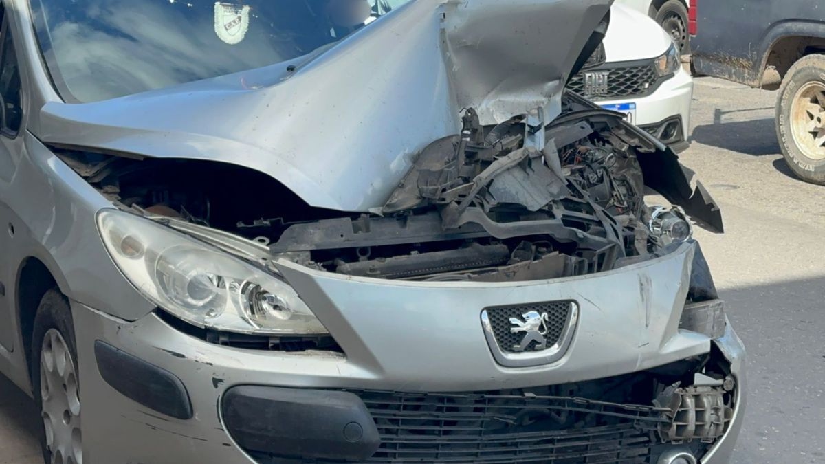 El tren delantero del Peugeot 307 quedó destruído. El tren delantero del Peugeot 307 quedó destruído.