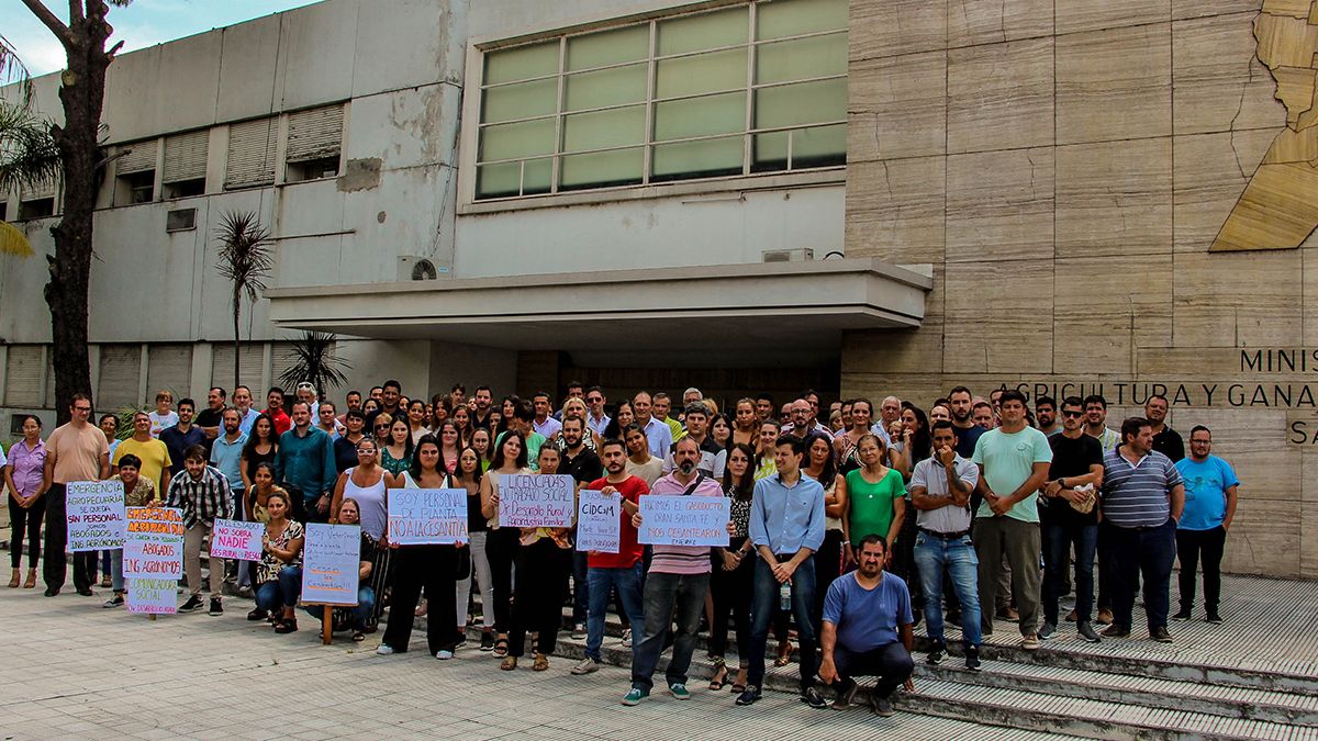 Los trabajadores del Ministerio de Desarrollo Productivo de la provincia de Santa Fe volvieron a manifestarse este jueves en contra de la revisión del pase a planta permanente de empleados﻿.
