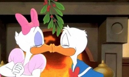 Navidad: El muérdago y el beso, una tradición que todavía sobrevive