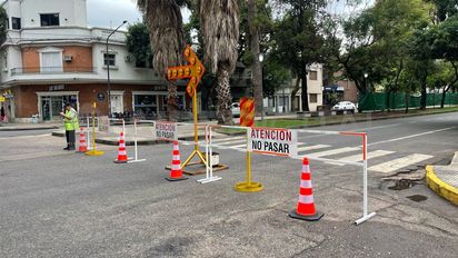 Cortes y desvíos por las obras en el hundimiento de Bulevar Gálvez frente a la Plaza Pueyrredón