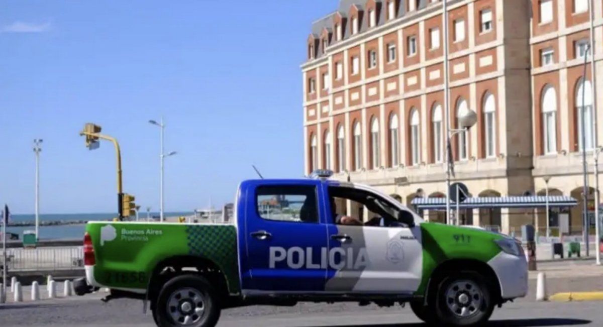 Video: vecinos denuncian que un policía bonaerense se droga durante un control