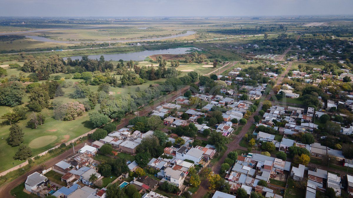 La masa de agua ingresó al barrio por el Jockey Club. Algunos de los vecinos aseguran que lo hizo de manera benevolente y de a poco.