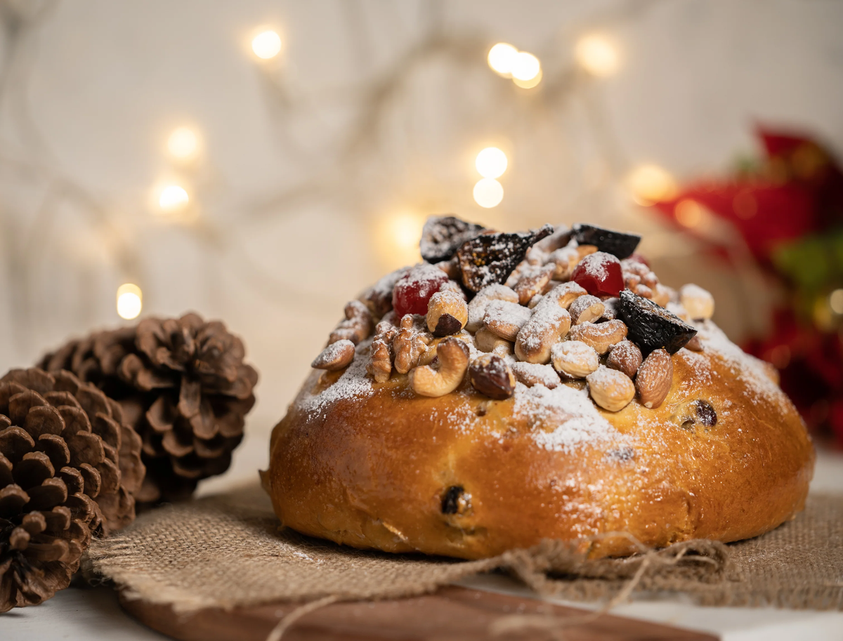 El pan dulce genovés destaca por su esponjosa masa repleta de frutas confitadas y almendras, que aportan una explosión de sabores y una estética festiva. El pan dulce genovés destaca por su esponjosa masa repleta de frutas confitadas y almendras, que aportan una explosión de sabores y una estética festiva.