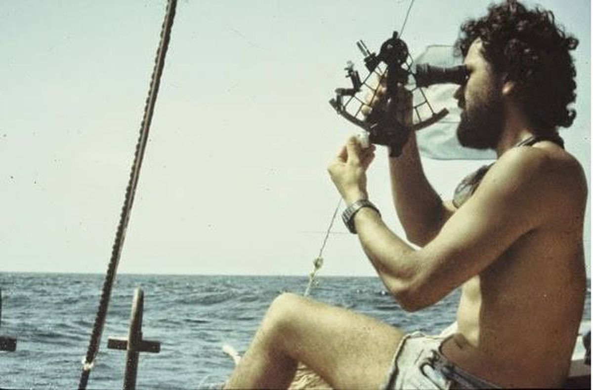 El ingeniero agrónomo Daniel Sánchez Magariños (foto) fue el encargado de la navegación astronómica, mediante un sextante, una brújula y cartas náuticas, en una época donde no había GPS. Algunas veces, pudieron determinar su ubicación en el océano con los datos suministrados por algunos barcos con los que tomaron contacto radial. El ingeniero agrónomo Daniel Sánchez Magariños (foto) fue el encargado de la navegación astronómica, mediante un sextante, una brújula y cartas náuticas, en una época donde no había GPS. Algunas veces, pudieron determinar su ubicación en el océano con los datos suministrados por algunos barcos con los que tomaron contacto radial.