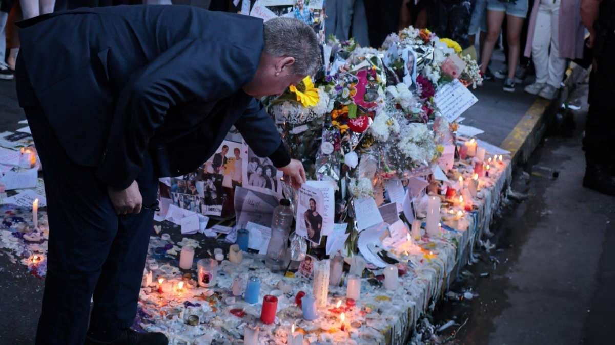 Geoff, el padre de Liam Payne, pasó por el altar que las fans de su hijo armaron en el hotel donde murió. Geoff, el padre de Liam Payne, pasó por el altar que las fans de su hijo armaron en el hotel donde murió.