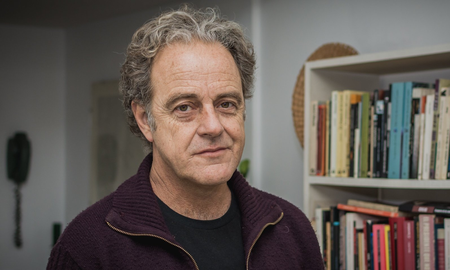 Juan Forn tenía 61 años y falleció de un infarto. Vivía en Mar de las Pampas desde hace años. Nadar de noche es su texto más conocido e influyente. Juan Forn tenía 61 años y falleció de un infarto. Vivía en Mar de las Pampas desde hace años. Nadar de noche es su texto más conocido e influyente.