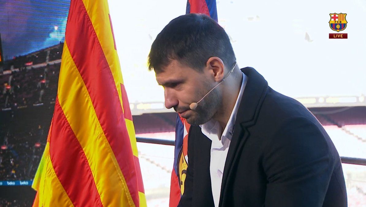 Sergio Kun Agüero anuncia su retiro como futbolista profesional mediante una conferencia organizada en el Camp Nou del Barcelona