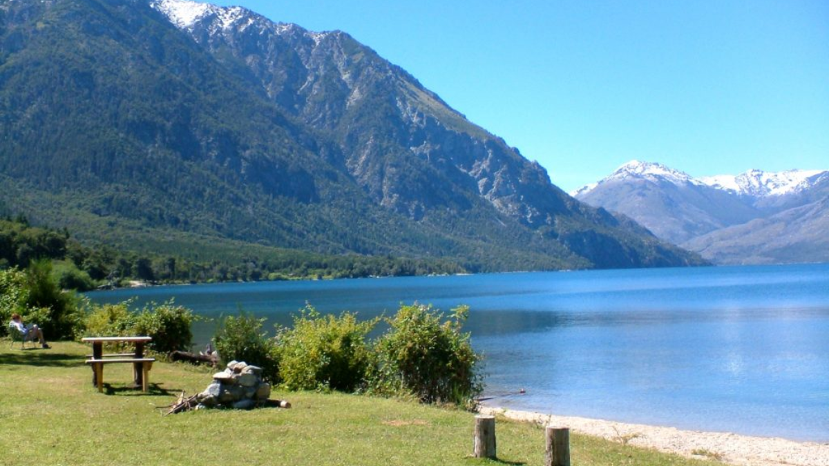 Escapada a El Hoyo, un pequeño pueblo entre montañas y aguas cristalinas. Escapada a El Hoyo, un pequeño pueblo entre montañas y aguas cristalinas.