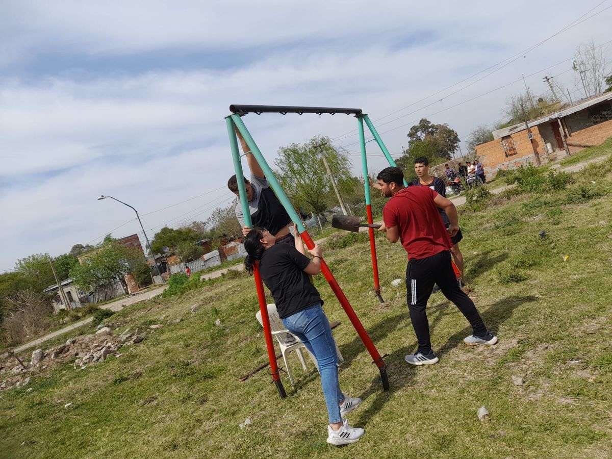 Los vecinos autoconvocados de Barrio Cabal habían reacondicionado el terreno y habían hecho una plaza. Los vecinos autoconvocados de Barrio Cabal habían reacondicionado el terreno y habían hecho una plaza.