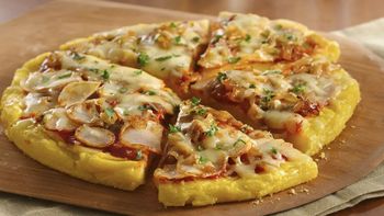 Pizza de polenta sin harina: una receta fácil, con pocos ingredientes y libre de gluten