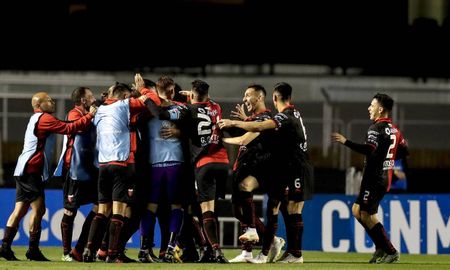Una imagen que quedará grabada para siempre para los hinchas de Colón, a dos años del Morumbazo. Una imagen que quedará grabada para siempre para los hinchas de Colón, a dos años del Morumbazo.