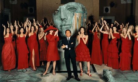 El rojo Valentino, intenso y elegante, se convirtió en la firma personal del diseñador italiano y en uno de los colores más icónicos de la historia de la moda.
