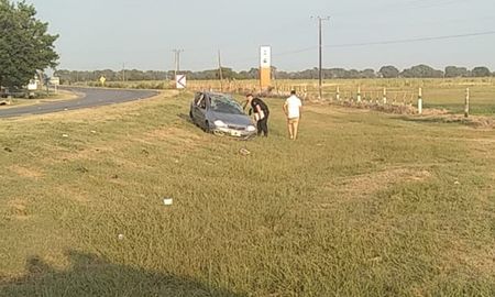 El auto despistó e impactó contra una cuneta, mientras que la víctima fatal salió despedida del coche. El auto despistó e impactó contra una cuneta, mientras que la víctima fatal salió despedida del coche.
