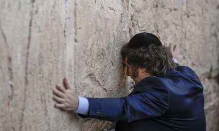 El momento en el que Milei visita el Muro de los Lamentos y se larga a llorar El momento en el que Milei visita el Muro de los Lamentos y se larga a llorar