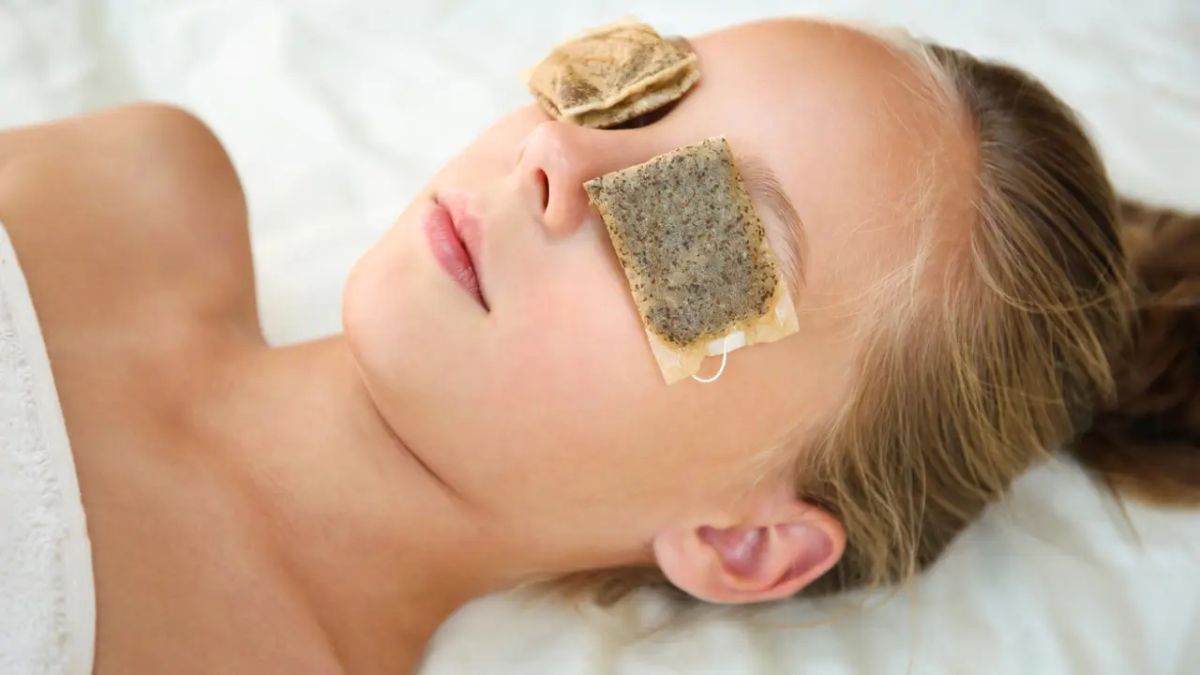 La aplicación de compresas y mascarillas frías de manzanilla en las ojeras eactiva la circulación sanguínea en la zona del contorno de ojos. La aplicación de compresas y mascarillas frías de manzanilla en las ojeras eactiva la circulación sanguínea en la zona del contorno de ojos.