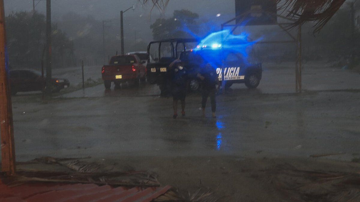 El paso de Agatha provoca daños en rutas de la costa del Pacífico mexicano.