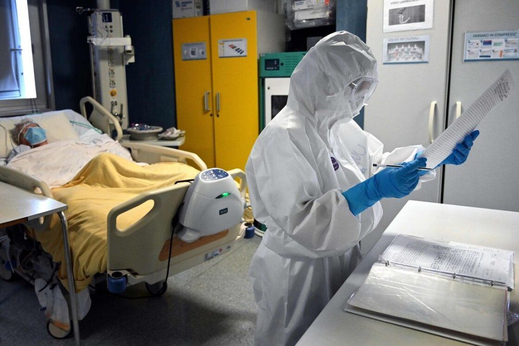 Teniendo en cuenta que iba a ser intubado y al enterarse de lo sucedido, el hombre pidió hablar con su esposa.