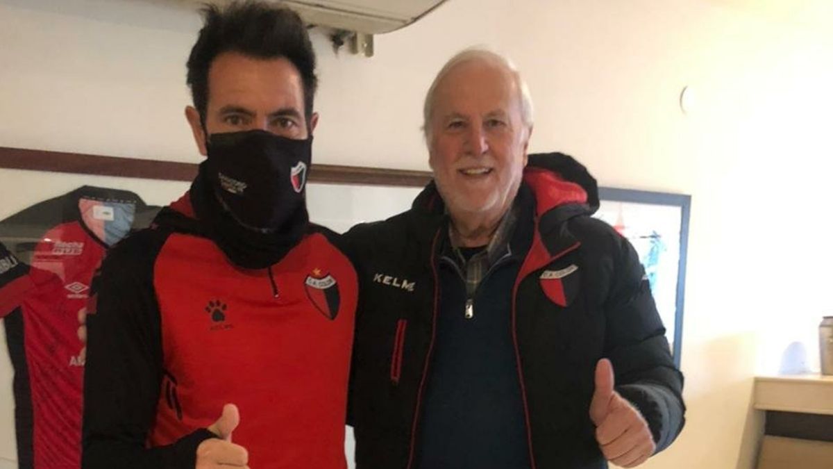 Colón llegó a un acuerdo y Eduardo Domínguez renovó contrato con la institución.